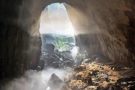 Cắm trại trong hang Sơn Đoòng (Ảnh: Ryan Deboodt)