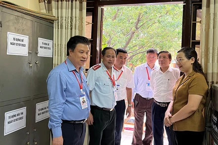 Thứ trưởng Giáo dục và Đào tạo Nguyễn Hữu Độ cùng đoàn công tác kiểm tra phòng quản lý đề thi tại Trường THPT Trần Phú (Vĩnh Yên, Vĩnh Phúc).