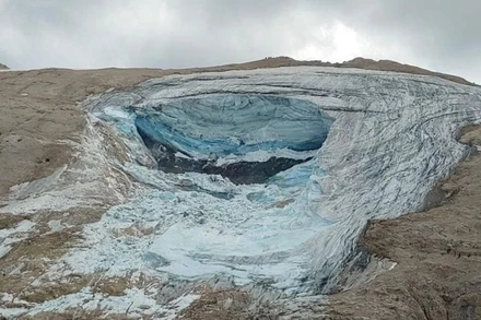 Hiện trường trận lở tuyết trên đỉnh núi Marmolada ở Italia ngày 3/7/2022. (Ảnh: Reuters)