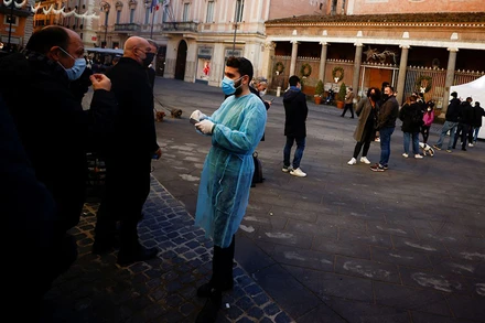 Người dân xếp hàng làm xét nghiệm Covid-19 tại Rome, Italia, ngày 31/12/2021. (Ảnh: Reuters)