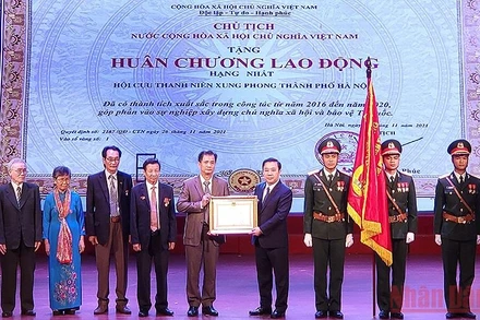 Đại diện lãnh đạo Hội Cựu thanh niên xung phong Việt Nam thành phố Hà Nội đón nhận Huân chương Lao động hạng Nhất tại buổi lễ.