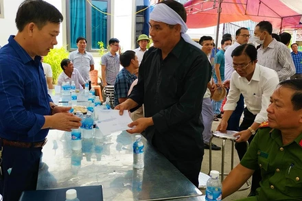 Đại diện các cơ quan của tỉnh Hà Tĩnh đến viếng, chia sẻ nỗi đau với gia đình có 3 người tử nạn.