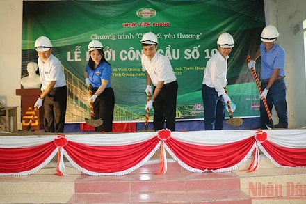 Các đại biểu và nhà tài trợ thực hiện động tác khởi công xây dựng cầu.