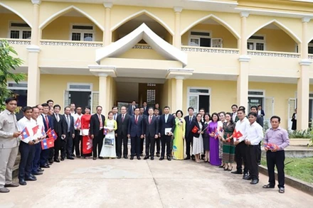 Đoàn lãnh đạo thành phố Đà Nẵng chụp ảnh lưu niệm với lãnh đạo tỉnh Sekong (Ảnh: danang.gov.vn)