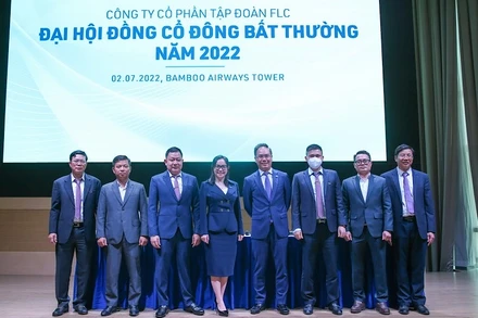 Ra mắt các thành viên Hội đồng quản trị và Ban Kiểm soát FLC nhiệm kỳ 2021-2026. Chủ tịch Hội đồng quản trị Lê Bá Nguyên đứng thứ 3 từ trái sang. (Ảnh: CTV)