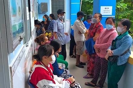 Người dân trên địa bàn huyện Năm Căn chủ động tìm đến cơ sở y tế tại địa phương để tiêm vaccine liều nhắc lại vào sáng 6/7.