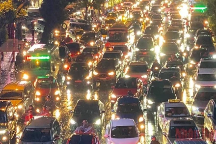 Hình ảnh nhiều tuyến phố ở Hà Nội ngập, ùn tắc do mưa lớn