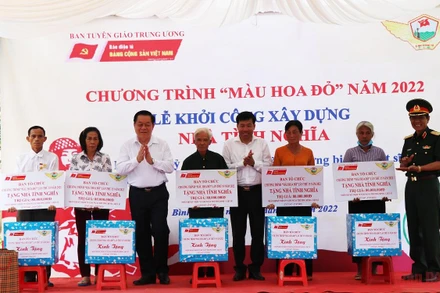 Bí thư Trung ương Đảng, Trưởng Ban Tuyên giáo Trung ương Nguyễn Trọng Nghĩa tặng nhà tình nghĩa cho các gia đình chính sách tại huyện Bù Đốp.