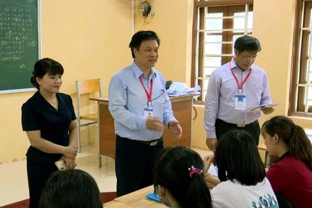 Thứ trưởng Giáo dục và Đào tạo Nguyễn Hữu Độ kiểm tra công tác thi tốt nghiệp tại tỉnh Hà Nam.