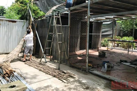 Người dân tự tháo dỡ công trình vi phạm trật tự xây dựng. (Ảnh: Ngọc Anh)