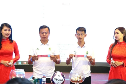 Đại diện các đội tham gia giải bốc thăm chia bảng thi đấu.