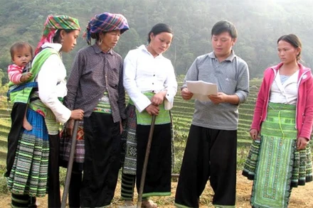 Cán bộ thôn Tà Xùa, xã Bản Công, huyện Trạm Tấu, tỉnh Yên Bái tuyên truyền pháp luật cho người dân. (Ảnh minh họa)