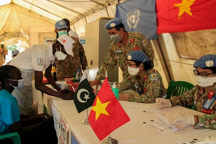 Bệnh viện dã chiến cấp 2 số 3 Việt Nam phối hợp Bệnh viện dã chiến cấp 1 Pakistan lấy máu, test nhanh, tư vấn cho người dân Nam Sudan cách phòng, chống HIV-AIDS. (Ảnh: mod.gov.vn)