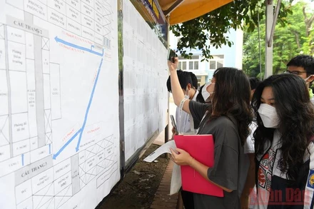 Thí sinh đến các điểm thi làm thủ tục dự thi, chiều 6/7. (Ảnh: THÀNH ĐẠT)