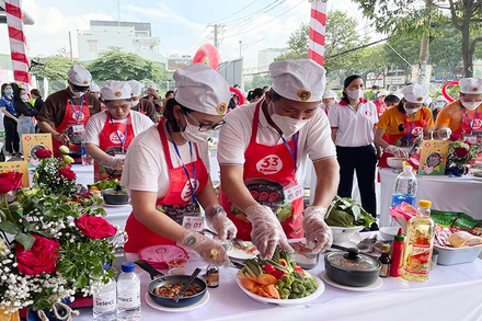 Các gia đình nấu ăn tại sự kiện xác lập kỷ lục Việt Nam.