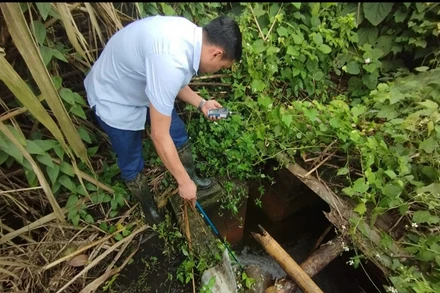 Ngành chức năng tiến hành kiểm tra, đo đạc, lấy mẫu nước thải xả ra môi trường của nhà máy bột giấy Công ty Cổ phần Hải Hà.