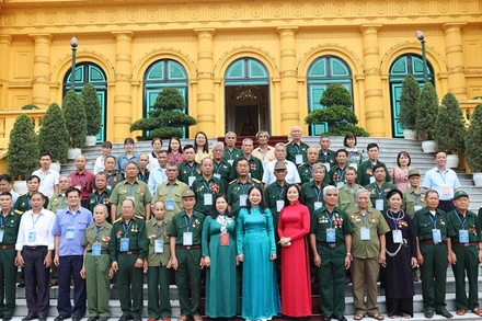 Phó Chủ tịch nước Võ Thị Ánh Xuân cùng Đoàn đại biểu người có công tiêu biểu tỉnh Bắc Kạn.