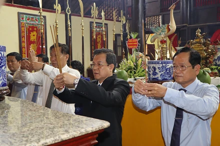 Đại diện lãnh đạo tỉnh An Giang dâng hương tưởng niệm kỷ niệm 193 năm ngày mất danh thần Thoại Ngọc Hầu