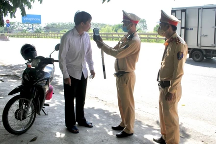 Kiểm tra nồng độ cồn đối với người điều khiển xe mô-tô ở Ninh Bình.