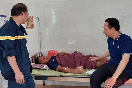 Bí thư Huyện ủy Nậm Pồ Lê Khánh Hòa thăm chiến sĩ Phòng Cảnh sát Phòng cháy chữa cháy bị ngạt khí trong khi cứu hộ.