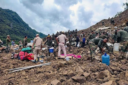 Lực lượng cứu hộ tìm kiếm nạn nhân mất tích. (Ảnh PTI) 