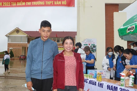 Hai mẹ con chị Tráng Thị Dụ sau khi hoàn thành môn thi Ngữ văn.