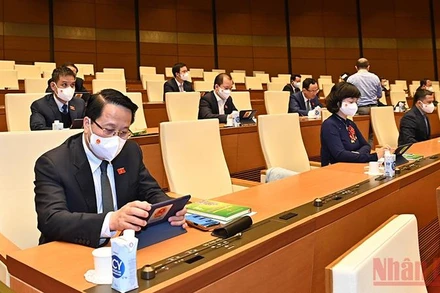 Đại biểu Quốc hội biểu quyết tại Hội trường Diên Hồng, Nhà Quốc hội. (Ảnh: Linh Khoa)