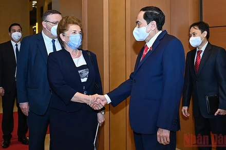 Phó Chủ tịch Thường trực Quốc hội Trần Thanh Mẫn và Phó Chủ tịch thứ nhất Quốc hội Hungary Márta Mátrai. (Ảnh: Duy Linh)