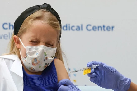 Tiêm vaccine ngừa Covid-19 của Pfizer-BioNTech cho trẻ em dưới 12 tuổi ở New York, Mỹ ngày 4/11/2021. (Ảnh: Reuters)