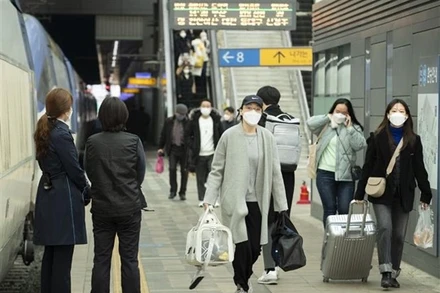 Người dân đeo khẩu trang phòng lây nhiễm Covid-19 tại nhà ga ở Seoul (Hàn Quốc). (Ảnh: THX/TTXVN)