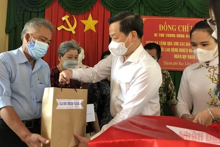 Phó Thủ tướng Lê Minh Khái trao tặng quà cho các gia đình chính sách, hộ nghèo tại TP Bạc Liêu, tỉnh Bạc Liêu.