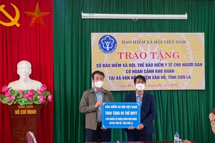 Đại diện huyện Vân Hồ thay mặt 50 người có hoàn cảnh khó khăn nhận thẻ bảo hiểm y tế từ Tổng Giám đốc Bảo hiểm xã hội Việt Nam.