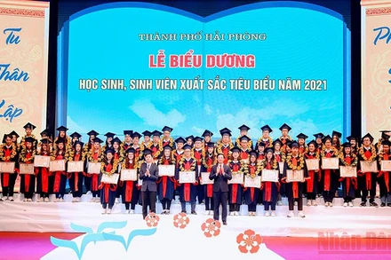 Tôn vinh các học sinh, sinh viên tiêu biểu.