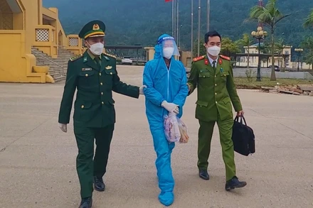 Đối tượng Trần Vinh bị lực lượng chức năng Đồn Biên phòng cửa khẩu quốc tế Cha Lo (Quảng Bình) bắt giữ.