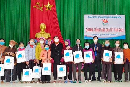 Bí thư Tỉnh đoàn Thanh Hóa trao quà cho người dân có hoàn cảnh khó khăn xã Nga Tiến.