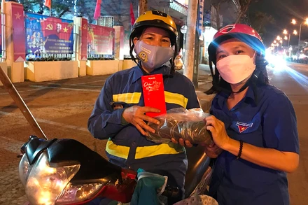 Chị Nguyễn Thị Kim Phương (Công nhân xí nghiệp môi trường quận Liên Chiểu, thành phố Đà Nẵng) với ca làm đêm giao thừa. (Ảnh: ANH ĐÀO)