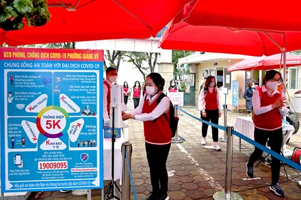 Diễn tập đón học sinh quay trở lại tại Trường THCS Giảng Võ (Ba Đình, Hà Nội). (Ảnh: DUY LINH)