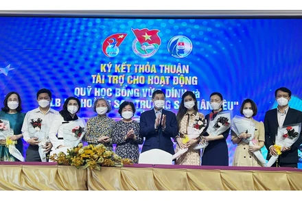 Các doanh nghiệp ký kết tài trợ, đồng hành cùng Quỹ học bổng Vừ A Dính.