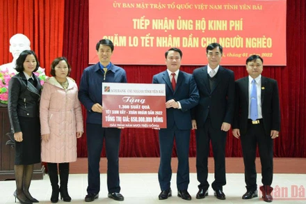 Giám đốc chi nhánh Agribank tỉnh Yên Bái, Nguyễn Hữu Hồng trao hỗ trợ 1.300 suất quà cho đại diện Mặt trận Tổ Quốc Việt Nam tỉnh Yên Bái.