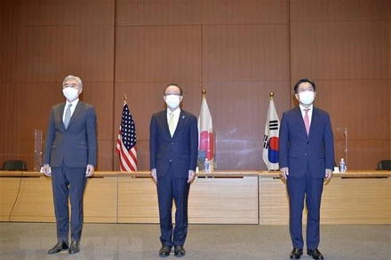 (Từ trái sang): Đặc phái viên hạt nhân của Mỹ Sung Kim cùng những người đồng cấp Nhật Bản Takehiro Funakoshi và Hàn Quốc Noh Kyu-duk tại cuộc gặp ở Tokyo, Nhật Bản. (Ảnh: AFP/TTXVN)