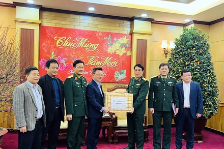 Tổng Biên tập Báo Nhân Dân Lê Quốc Minh trao quà tặng một số gia đình chính sách Văn phòng Tổng cục Chính trị Quân đội nhân dân Việt Nam.