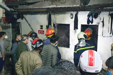 Lực lượng chức năng kiểm tra hiện trường vụ cháy nổ.