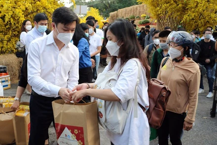 Đại diện lãnh đạo Trung ương Đoàn tặng quà cho các sinh viên trước khi lên xe về quê đón Tết.