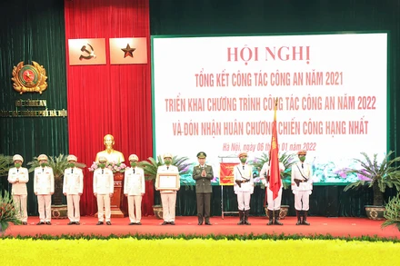 Thừa ủy quyền của Chủ tịch nước, Bộ trưởng Công an Tô Lâm trao Huân chương Chiến công hạng Nhất tặng Công an thành phố Hà Nội.