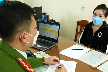 Đối tượng Nguyễn Thị Cẩm Nhung tại cơ quan điều tra.