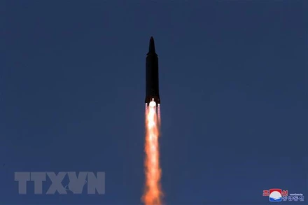 (Ảnh do Hãng thông tấn Trung ương Triều Tiên KCNA phát ngày 12/1): Vụ phóng thử tên lửa siêu vượt âm do Viện Khoa học Quốc phòng Triều Tiên thực hiện tại một địa điểm chưa xác định. (Ảnh: Yonhap/TTXVN)
