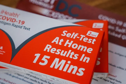 Mỗi hộ gia đình Mỹ có thể đăng ký nhận 4 bộ xét nghiệm nhanh Covid-19 để đáp ứng nhu cầu xét nghiệm gia tăng. (Ảnh: Reuters)