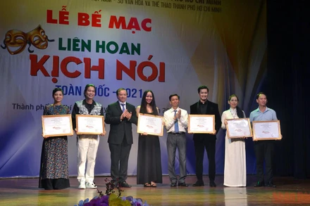 Trao huy chương vàng cho 6 vở diễn xuất sắc nhất. (Ảnh: Linh Bảo)