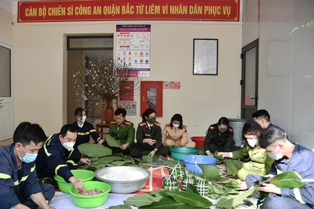 Chiến sĩ Công an quận Bắc Từ Liêm cùng nhau chuẩn bị đón Tết Nguyên đán Nhâm Dần.