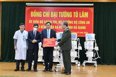Đại tướng Tô Lâm tặng 10 máy thở cho Bệnh viện Đa khoa Hà Giang.